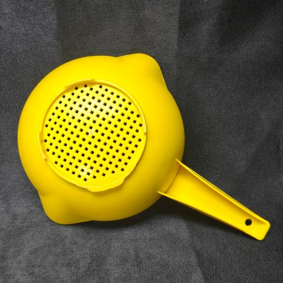 Tupperware Yellow Colander Heavy Duty Hand Held Plastic Strainer Handle Spout - Picture 3 of 7